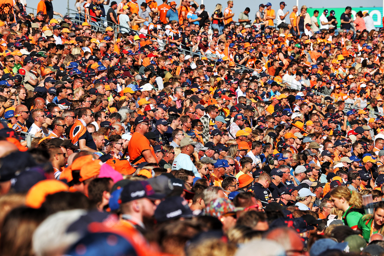 GP OLANDA, Circuit Atmosfera - fans in the grandstand.
02.09.2022. Formula 1 World Championship, Rd 14, Dutch Grand Prix, Zandvoort, Netherlands, Practice Day.
- www.xpbimages.com, EMail: requests@xpbimages.com © Copyright: Moy / XPB Images