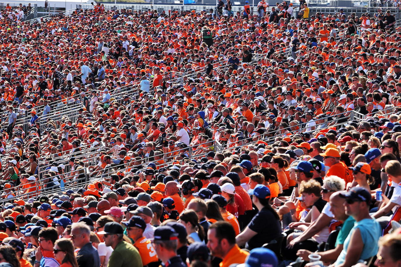 GP OLANDA, Circuit Atmosfera - fans in the grandstand.
02.09.2022. Formula 1 World Championship, Rd 14, Dutch Grand Prix, Zandvoort, Netherlands, Practice Day.
- www.xpbimages.com, EMail: requests@xpbimages.com © Copyright: Moy / XPB Images