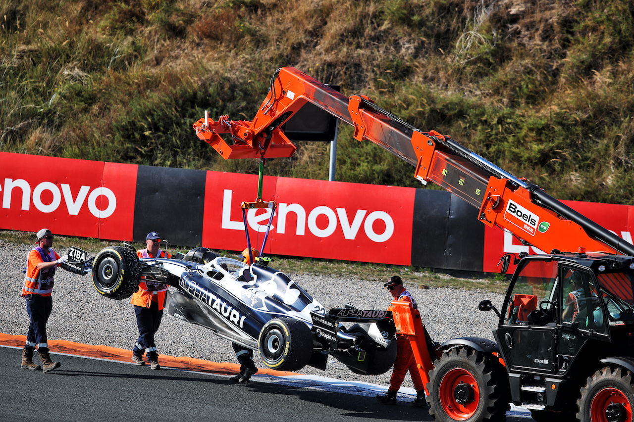 GP OLANDA, The AlphaTauri AT03 of Yuki Tsunoda (JPN) AlphaTauri is removed from the gravel trap in the second practice session.
02.09.2022. Formula 1 World Championship, Rd 14, Dutch Grand Prix, Zandvoort, Netherlands, Practice Day.
 - www.xpbimages.com, EMail: requests@xpbimages.com © Copyright: Coates / XPB Images