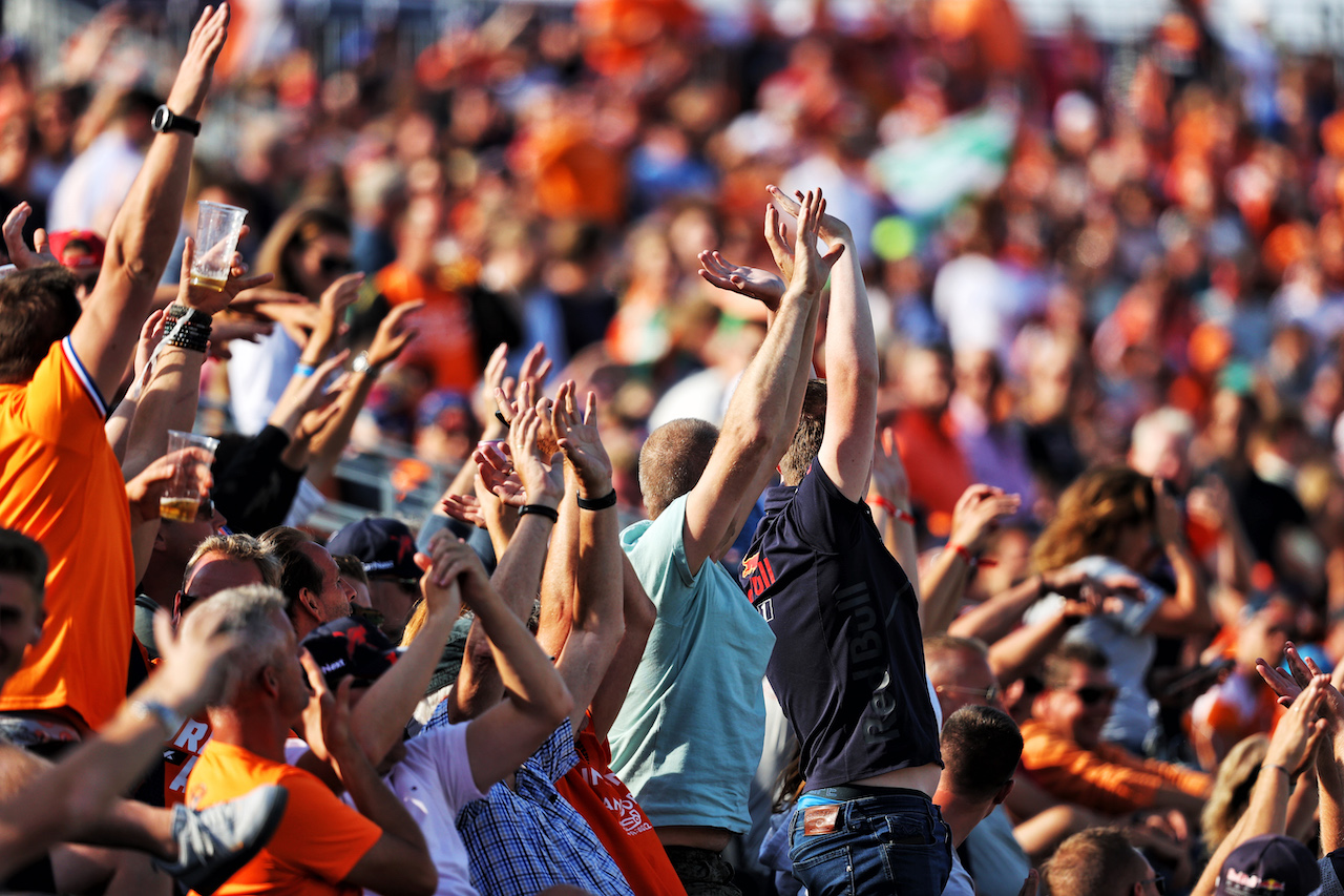 GP OLANDA, Circuit Atmosfera - fans in the grandstand.
02.09.2022. Formula 1 World Championship, Rd 14, Dutch Grand Prix, Zandvoort, Netherlands, Practice Day.
- www.xpbimages.com, EMail: requests@xpbimages.com © Copyright: Moy / XPB Images