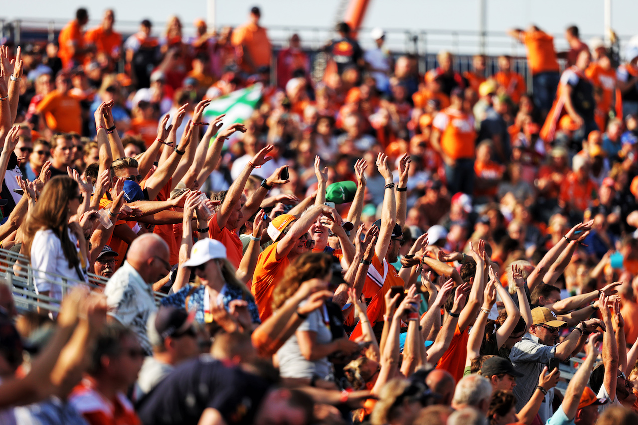 GP OLANDA, Circuit Atmosfera - fans in the grandstand.
02.09.2022. Formula 1 World Championship, Rd 14, Dutch Grand Prix, Zandvoort, Netherlands, Practice Day.
- www.xpbimages.com, EMail: requests@xpbimages.com © Copyright: Moy / XPB Images