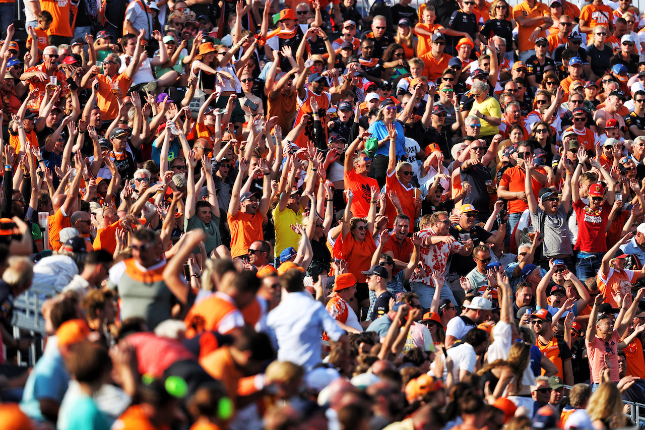 GP OLANDA, Circuit Atmosfera - fans in the grandstand.
02.09.2022. Formula 1 World Championship, Rd 14, Dutch Grand Prix, Zandvoort, Netherlands, Practice Day.
- www.xpbimages.com, EMail: requests@xpbimages.com © Copyright: Moy / XPB Images
