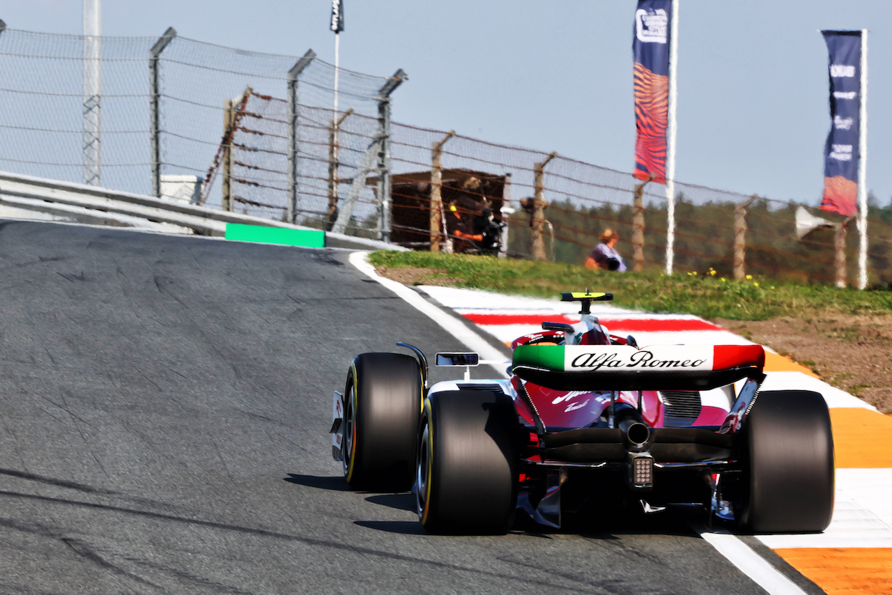 GP OLANDA, Guanyu Zhou (CHN) Alfa Romeo F1 Team C42.
02.09.2022. Formula 1 World Championship, Rd 14, Dutch Grand Prix, Zandvoort, Netherlands, Practice Day.
- www.xpbimages.com, EMail: requests@xpbimages.com © Copyright: Miltenburg / XPB Images