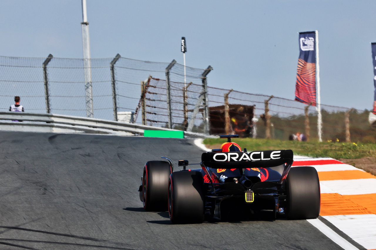GP OLANDA, Max Verstappen (NLD) Red Bull Racing RB18.
02.09.2022. Formula 1 World Championship, Rd 14, Dutch Grand Prix, Zandvoort, Netherlands, Practice Day.
- www.xpbimages.com, EMail: requests@xpbimages.com © Copyright: Miltenburg / XPB Images