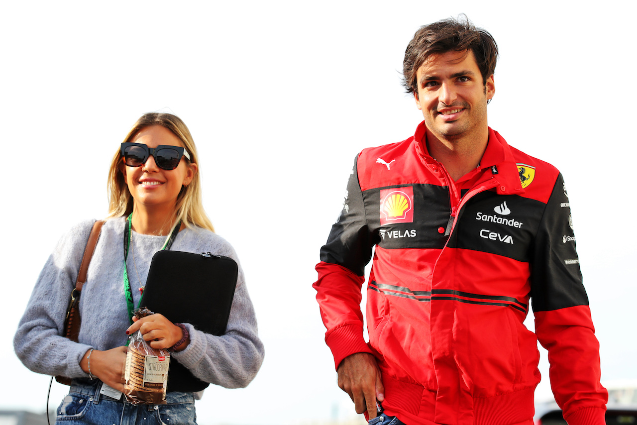 GP OLANDA, Carlos Sainz Jr (ESP) Ferrari with Domenica Isabel Hernaez.
02.09.2022. Formula 1 World Championship, Rd 14, Dutch Grand Prix, Zandvoort, Netherlands, Practice Day.
 - www.xpbimages.com, EMail: requests@xpbimages.com © Copyright: Coates / XPB Images