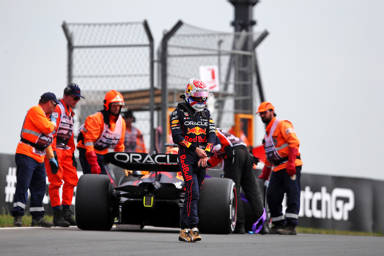 GP OLANDA, Max Verstappen (NLD) Red Bull Racing RB18 walks back to the pits after stopping in the first practice session.
02.09.2022. Formula 1 World Championship, Rd 14, Dutch Grand Prix, Zandvoort, Netherlands, Practice Day.
 - www.xpbimages.com, EMail: requests@xpbimages.com © Copyright: Coates / XPB Images
