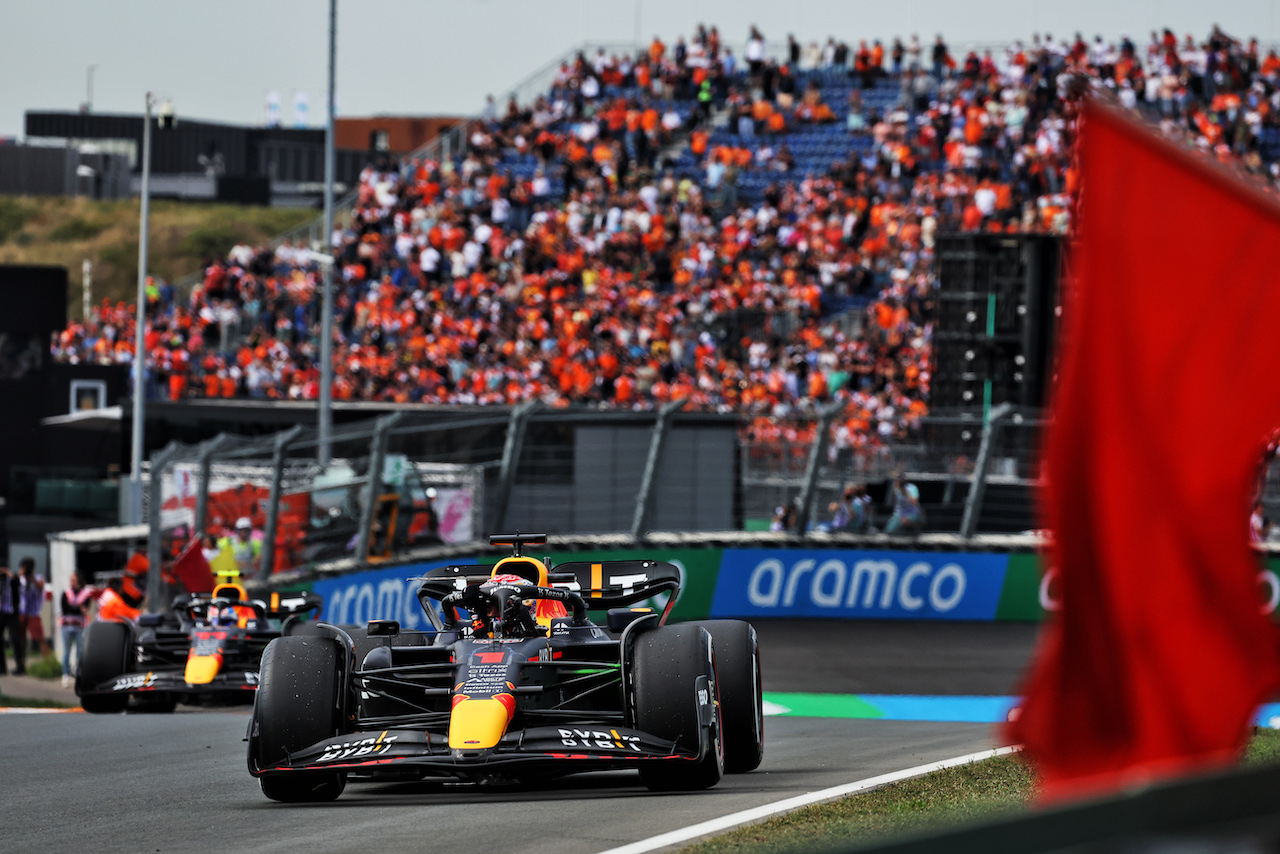GP OLANDA, Max Verstappen (NLD) Red Bull Racing RB18 stopped in the first practice session.
02.09.2022. Formula 1 World Championship, Rd 14, Dutch Grand Prix, Zandvoort, Netherlands, Practice Day.
- www.xpbimages.com, EMail: requests@xpbimages.com © Copyright: Bearne / XPB Images
