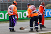GP OLANDA, Marshals cover the oil left on the circuit when Max Verstappen (NLD) Red Bull Racing RB18 stopped on track in the first practice session.
02.09.2022. Formula 1 World Championship, Rd 14, Dutch Grand Prix, Zandvoort, Netherlands, Practice Day.
- www.xpbimages.com, EMail: requests@xpbimages.com © Copyright: Miltenburg / XPB Images