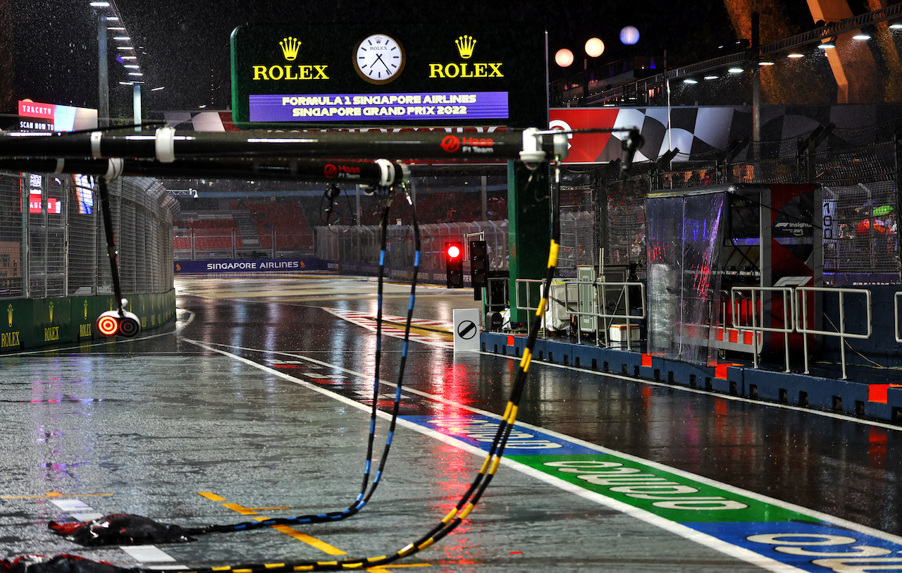 GP SINGAPORE, Circuit Atmosfera - heavy rain delays the partenza of the race.
02.10.2022. Formula 1 World Championship, Rd 17, Singapore Grand Prix, Marina Bay Street Circuit, Singapore, Gara Day.
 - www.xpbimages.com, EMail: requests@xpbimages.com © Copyright: Coates / XPB Images