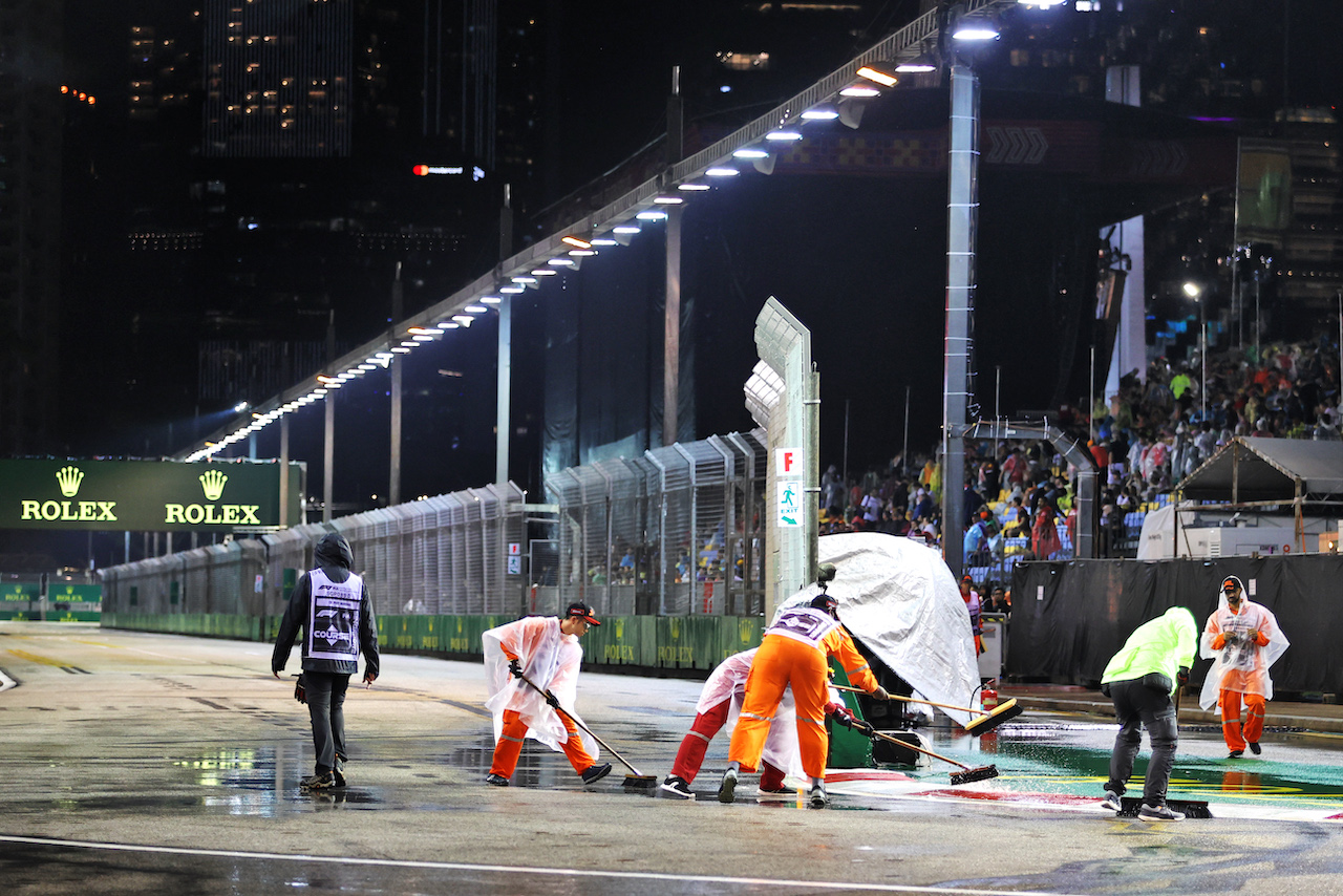 GP SINGAPORE, Circuit Atmosfera - marshals sweep the circuit of rain water.
02.10.2022. Formula 1 World Championship, Rd 17, Singapore Grand Prix, Marina Bay Street Circuit, Singapore, Gara Day.
- www.xpbimages.com, EMail: requests@xpbimages.com © Copyright: Moy / XPB Images