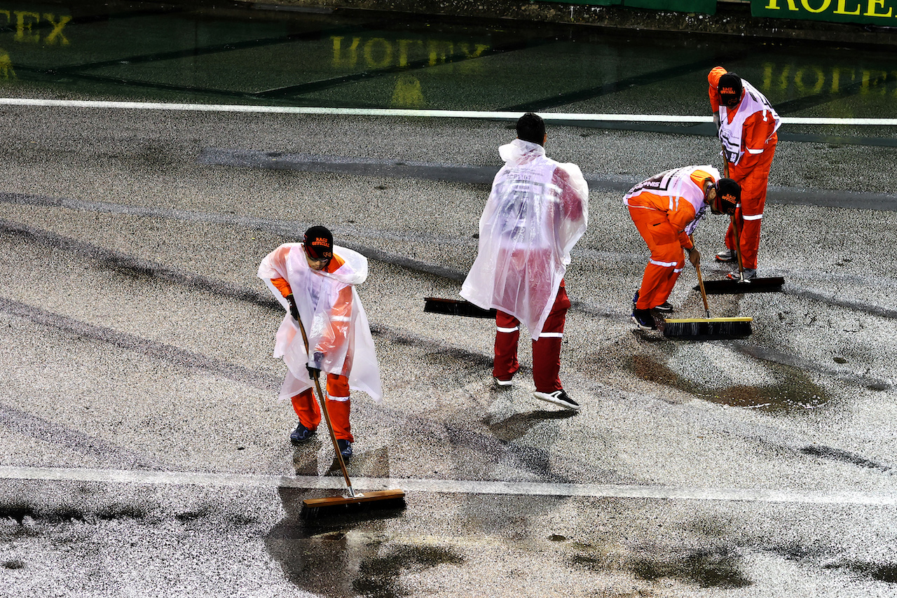 GP SINGAPORE, Circuit Atmosfera - marshals sweep the circuit of rain water.
02.10.2022. Formula 1 World Championship, Rd 17, Singapore Grand Prix, Marina Bay Street Circuit, Singapore, Gara Day.
- www.xpbimages.com, EMail: requests@xpbimages.com © Copyright: Moy / XPB Images