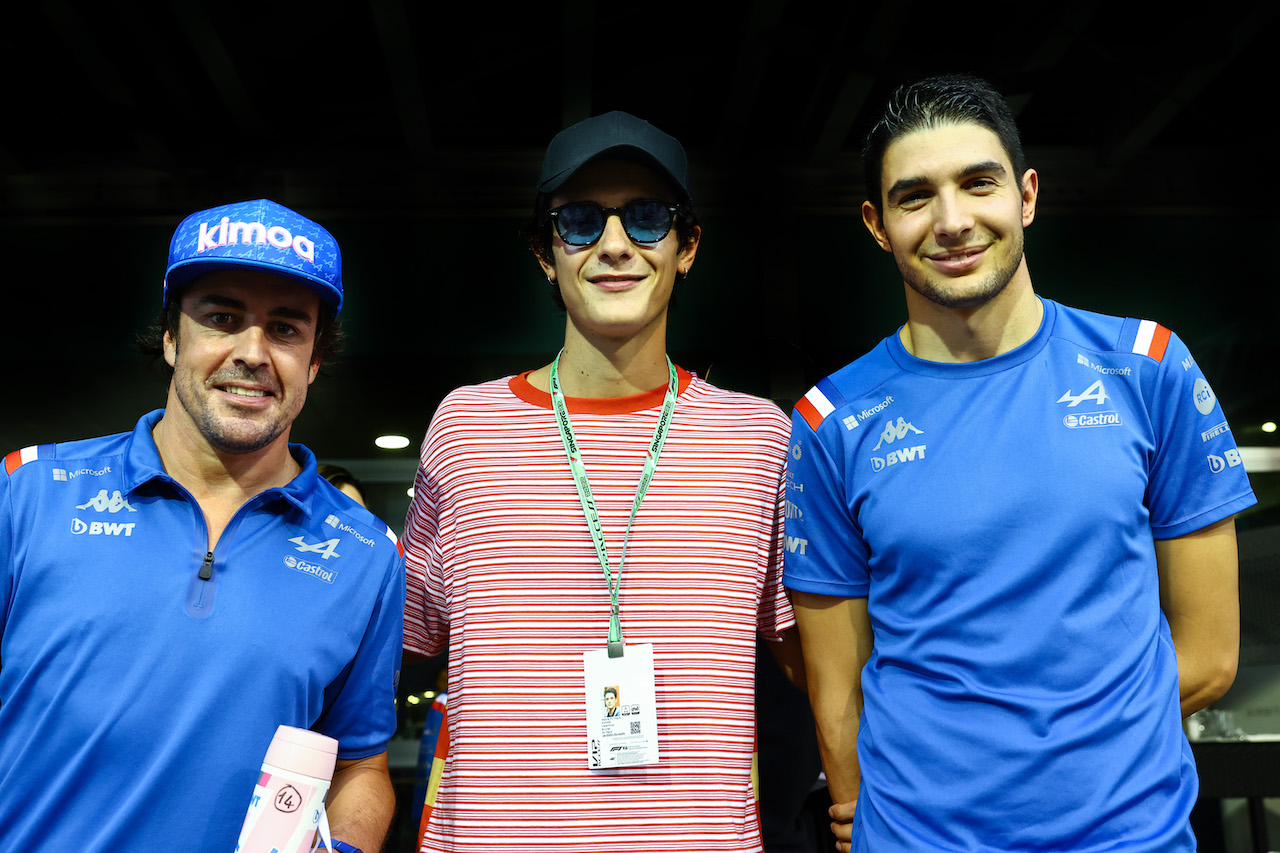 GP SINGAPORE, Fernando Alonso (ESP), Alpine F1 Team e Esteban Ocon (FRA), Alpine F1 Team with DJ Kung‚Äôs
02.10.2022. Formula 1 World Championship, Rd 17, Singapore Grand Prix, Marina Bay Street Circuit, Singapore, Gara Day.
- www.xpbimages.com, EMail: requests@xpbimages.com ¬© Copyright: Charniaux / XPB Images