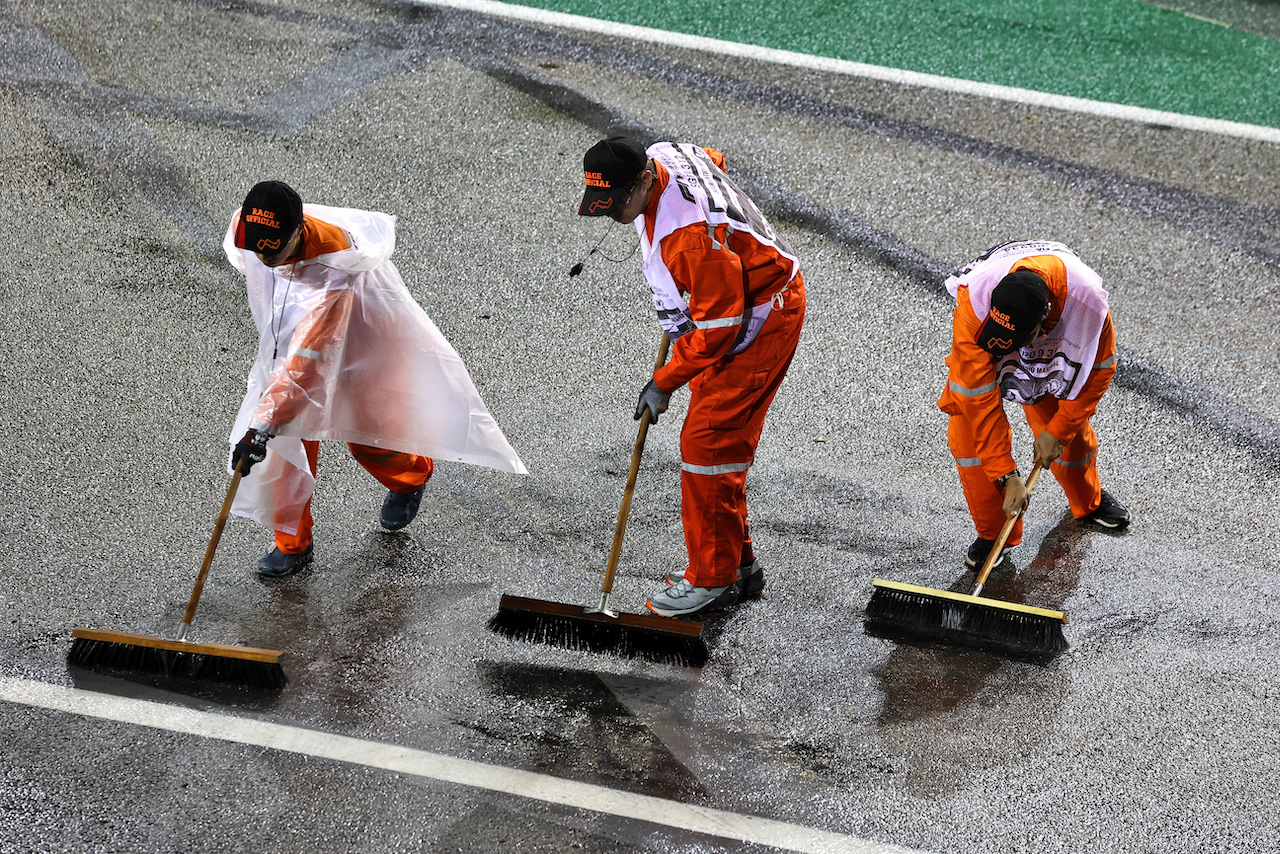 GP SINGAPORE, Circuit Atmosfera - marshals sweep the circuit of rain water.
02.10.2022. Formula 1 World Championship, Rd 17, Singapore Grand Prix, Marina Bay Street Circuit, Singapore, Gara Day.
- www.xpbimages.com, EMail: requests@xpbimages.com © Copyright: Moy / XPB Images