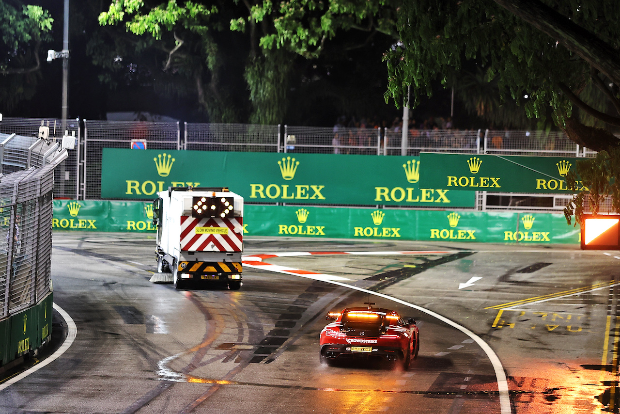 GP SINGAPORE, Circuit Atmosfera - marshals sweep the circuit of rain water as the Mercedes FIA Safety Car approaches.
02.10.2022. Formula 1 World Championship, Rd 17, Singapore Grand Prix, Marina Bay Street Circuit, Singapore, Gara Day.
- www.xpbimages.com, EMail: requests@xpbimages.com © Copyright: Moy / XPB Images