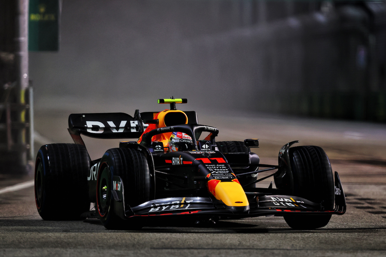 GP SINGAPORE, Sergio Perez (MEX) Red Bull Racing RB18.
02.10.2022. Formula 1 World Championship, Rd 17, Singapore Grand Prix, Marina Bay Street Circuit, Singapore, Gara Day.
- www.xpbimages.com, EMail: requests@xpbimages.com © Copyright: Moy / XPB Images