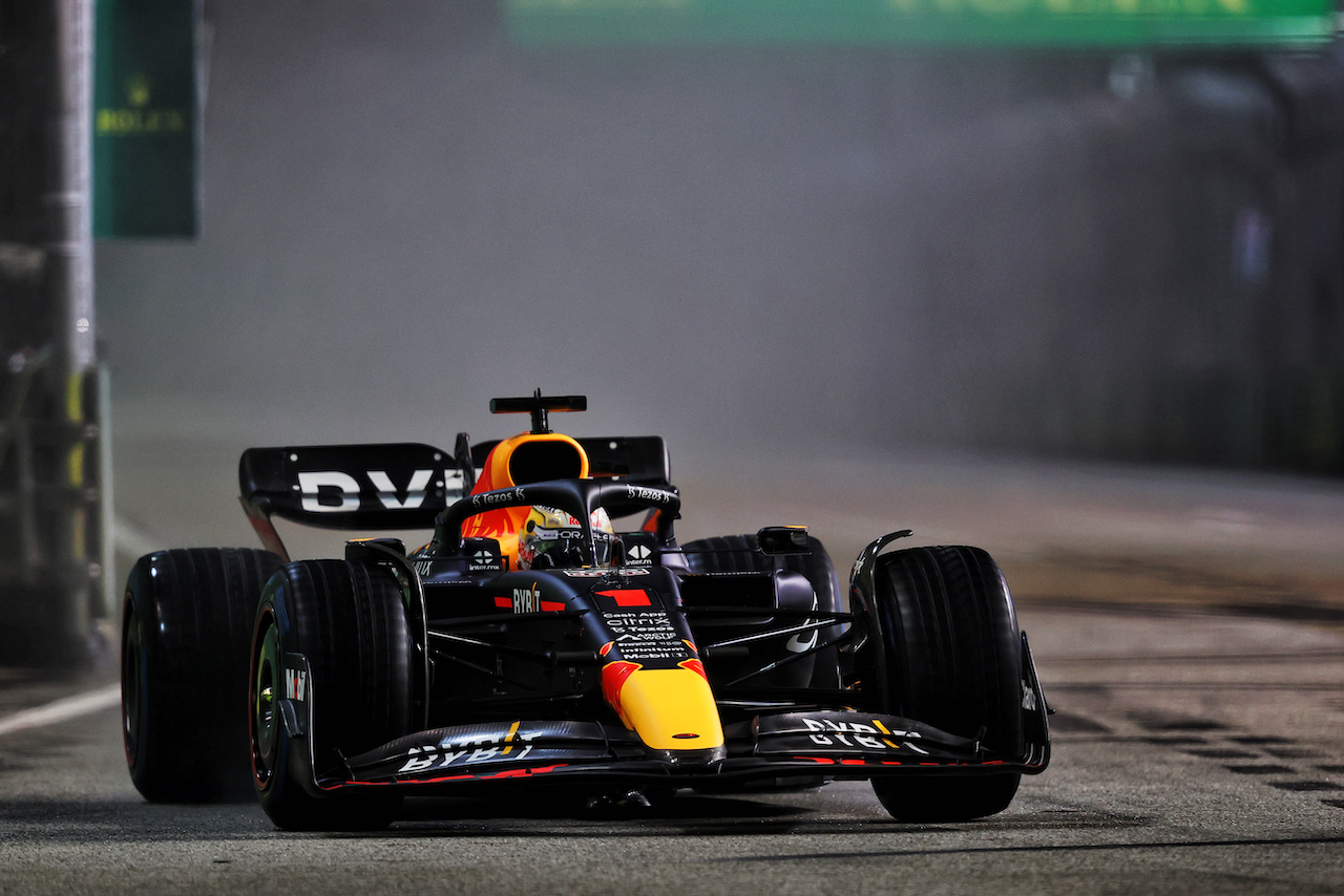 GP SINGAPORE, Max Verstappen (NLD) Red Bull Racing RB18.
02.10.2022. Formula 1 World Championship, Rd 17, Singapore Grand Prix, Marina Bay Street Circuit, Singapore, Gara Day.
- www.xpbimages.com, EMail: requests@xpbimages.com © Copyright: Moy / XPB Images