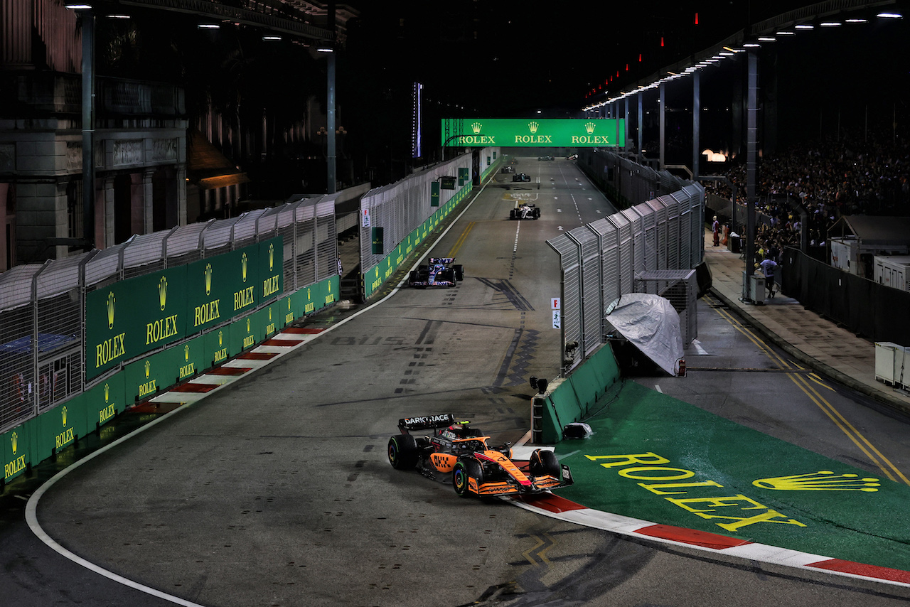 GP SINGAPORE, Lando Norris (GBR) McLaren MCL36.
02.10.2022. Formula 1 World Championship, Rd 17, Singapore Grand Prix, Marina Bay Street Circuit, Singapore, Gara Day.
- www.xpbimages.com, EMail: requests@xpbimages.com © Copyright: Moy / XPB Images