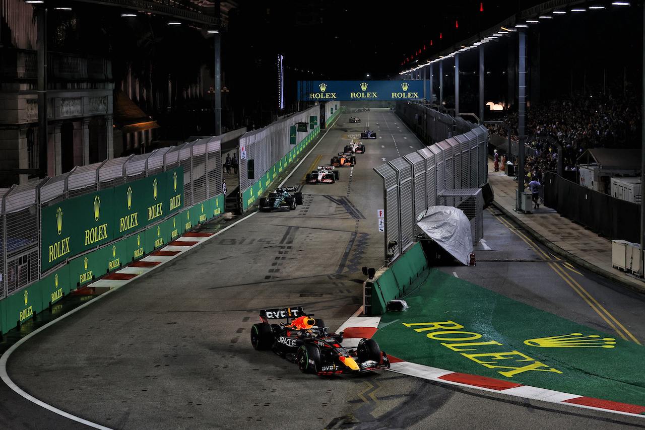 GP SINGAPORE, Max Verstappen (NLD) Red Bull Racing RB18.
02.10.2022. Formula 1 World Championship, Rd 17, Singapore Grand Prix, Marina Bay Street Circuit, Singapore, Gara Day.
- www.xpbimages.com, EMail: requests@xpbimages.com © Copyright: Moy / XPB Images