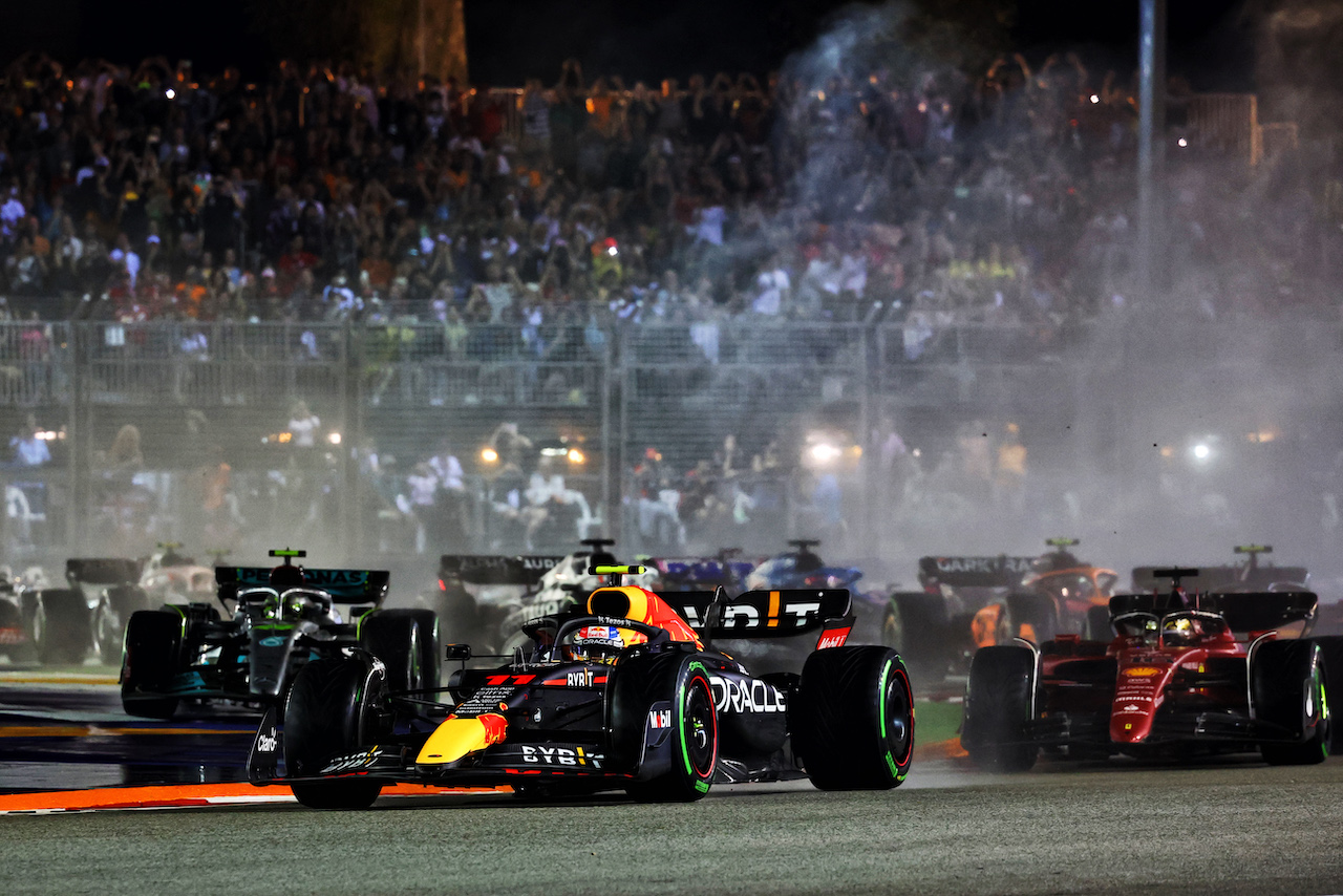 GP SINGAPORE, Sergio Perez (MEX) Red Bull Racing RB18 davanti a at the partenza of the race.
02.10.2022. Formula 1 World Championship, Rd 17, Singapore Grand Prix, Marina Bay Street Circuit, Singapore, Gara Day.
- www.xpbimages.com, EMail: requests@xpbimages.com © Copyright: Charniaux / XPB Images