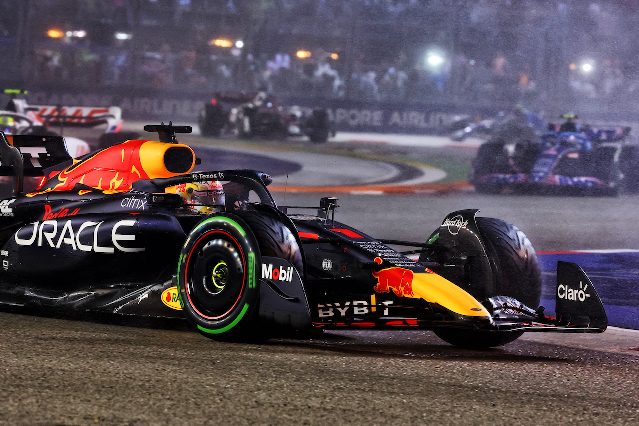 GP SINGAPORE, Max Verstappen (NLD) Red Bull Racing RB18.
02.10.2022. Formula 1 World Championship, Rd 17, Singapore Grand Prix, Marina Bay Street Circuit, Singapore, Gara Day.
- www.xpbimages.com, EMail: requests@xpbimages.com © Copyright: Charniaux / XPB Images