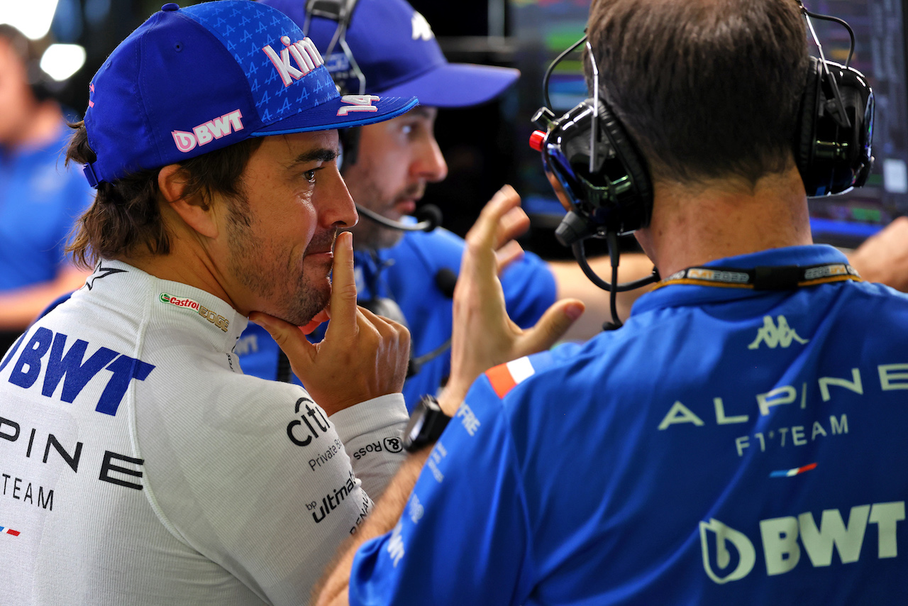 GP SINGAPORE, Fernando Alonso (ESP) Alpine F1 Team.
02.10.2022. Formula 1 World Championship, Rd 17, Singapore Grand Prix, Marina Bay Street Circuit, Singapore, Gara Day.
 - www.xpbimages.com, EMail: requests@xpbimages.com © Copyright: Coates / XPB Images