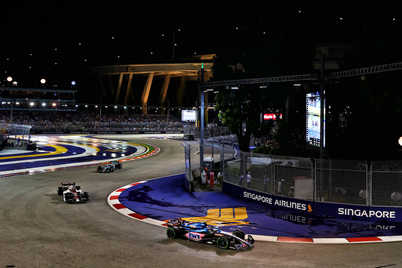 GP SINGAPORE, Esteban Ocon (FRA) Alpine F1 Team A522.
02.10.2022. Formula 1 World Championship, Rd 17, Singapore Grand Prix, Marina Bay Street Circuit, Singapore, Gara Day.
- www.xpbimages.com, EMail: requests@xpbimages.com © Copyright: Charniaux / XPB Images