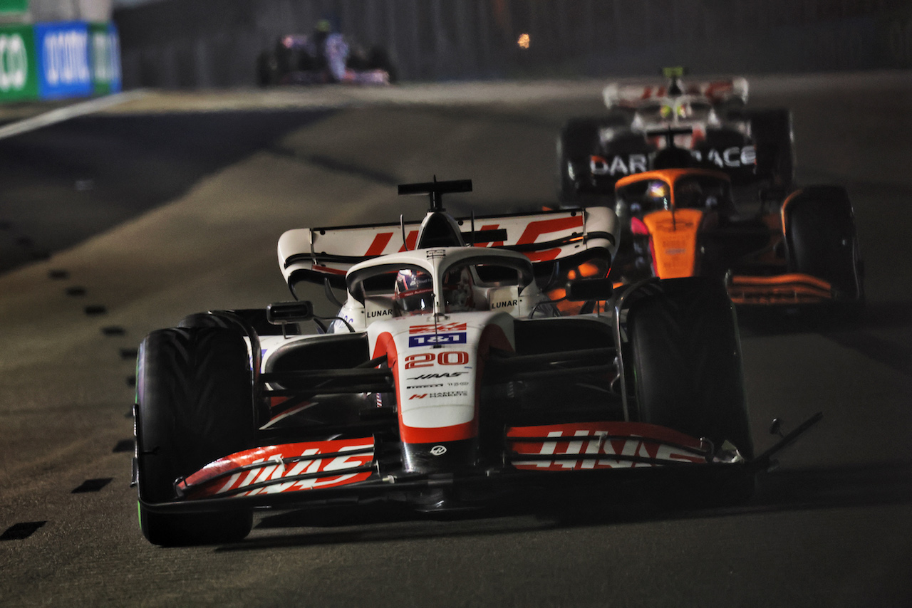 GP SINGAPORE, Kevin Magnussen (DEN) Haas VF-22.
02.10.2022. Formula 1 World Championship, Rd 17, Singapore Grand Prix, Marina Bay Street Circuit, Singapore, Gara Day.
- www.xpbimages.com, EMail: requests@xpbimages.com © Copyright: Bearne / XPB Images