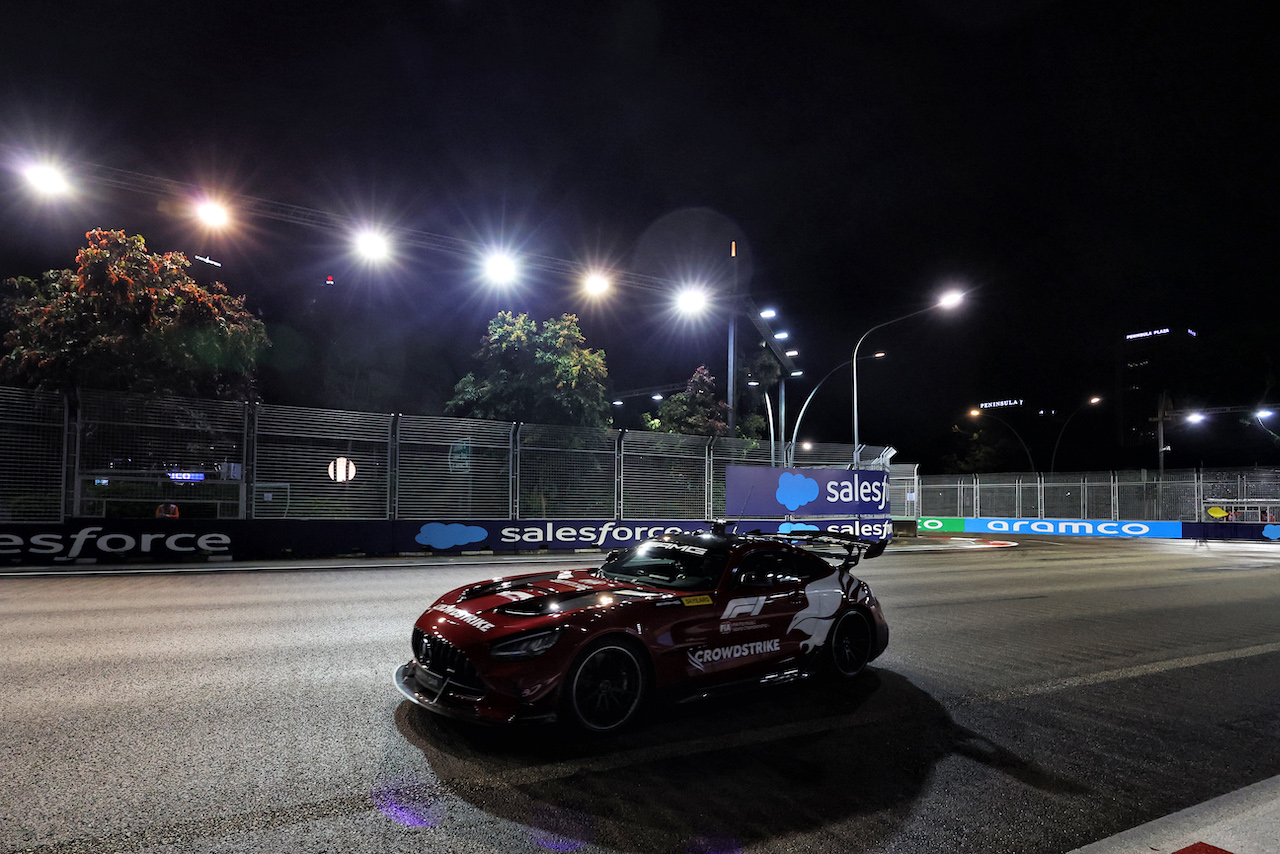 GP SINGAPORE, The Mercedes FIA Safety Car.
02.10.2022. Formula 1 World Championship, Rd 17, Singapore Grand Prix, Marina Bay Street Circuit, Singapore, Gara Day.
- www.xpbimages.com, EMail: requests@xpbimages.com © Copyright: Bearne / XPB Images