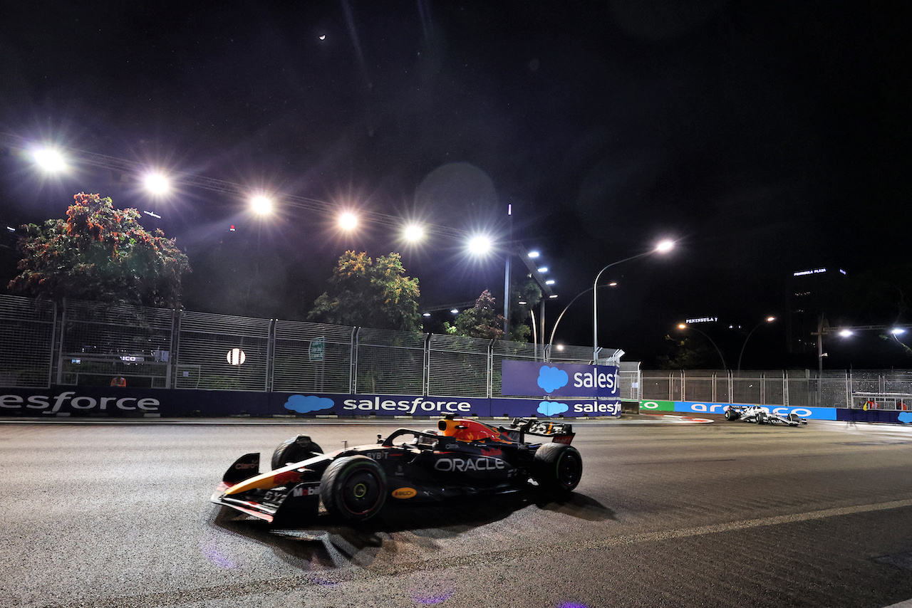 GP SINGAPORE, Max Verstappen (NLD) Red Bull Racing RB18.
02.10.2022. Formula 1 World Championship, Rd 17, Singapore Grand Prix, Marina Bay Street Circuit, Singapore, Gara Day.
- www.xpbimages.com, EMail: requests@xpbimages.com © Copyright: Bearne / XPB Images