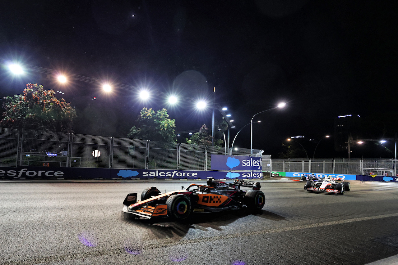 GP SINGAPORE, Daniel Ricciardo (AUS) McLaren MCL36.
02.10.2022. Formula 1 World Championship, Rd 17, Singapore Grand Prix, Marina Bay Street Circuit, Singapore, Gara Day.
- www.xpbimages.com, EMail: requests@xpbimages.com © Copyright: Bearne / XPB Images