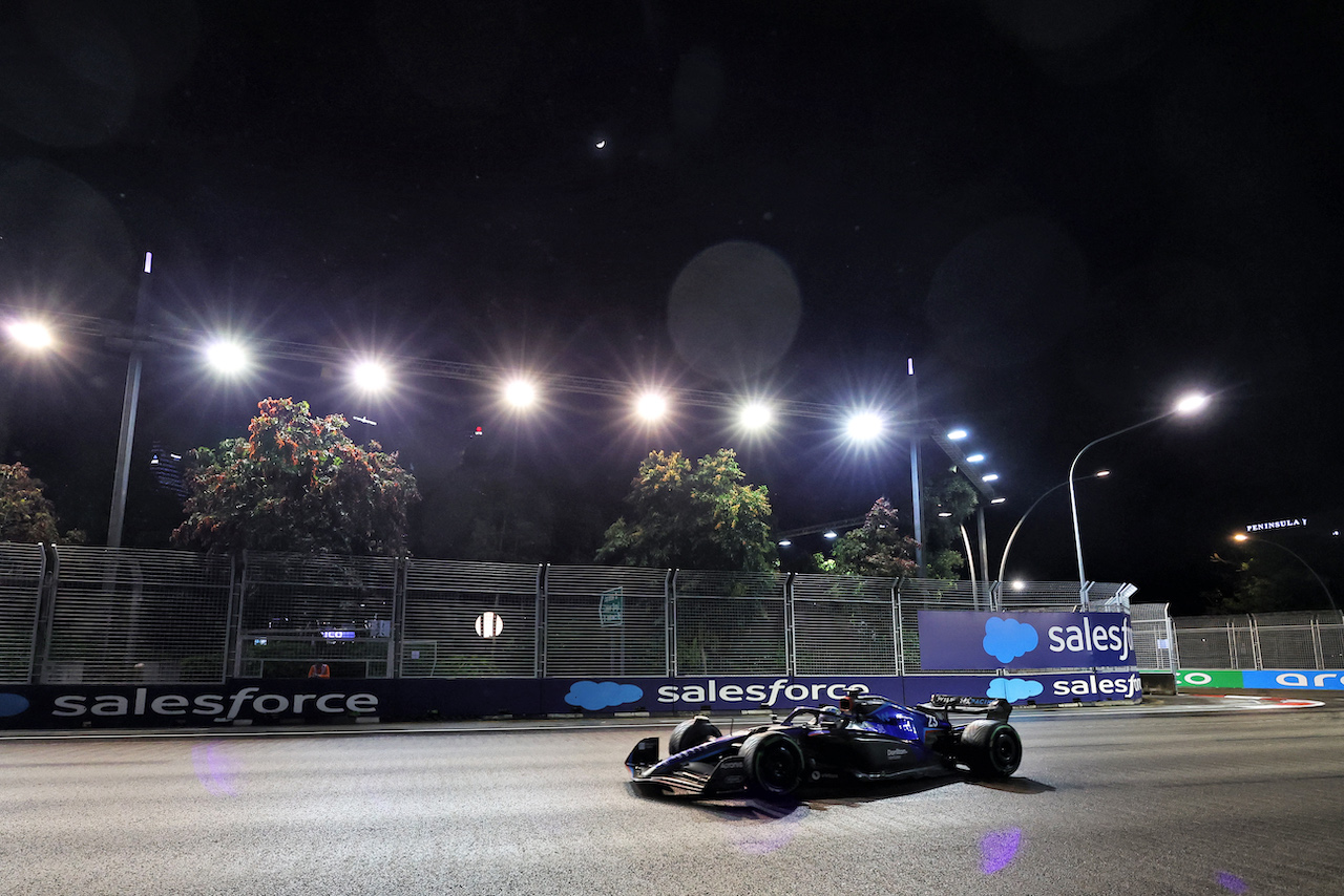 GP SINGAPORE, Alexander Albon (THA) Williams Racing FW44.
02.10.2022. Formula 1 World Championship, Rd 17, Singapore Grand Prix, Marina Bay Street Circuit, Singapore, Gara Day.
- www.xpbimages.com, EMail: requests@xpbimages.com © Copyright: Bearne / XPB Images