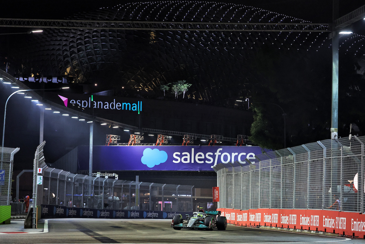 GP SINGAPORE, Lewis Hamilton (GBR) Mercedes AMG F1 W13.
02.10.2022. Formula 1 World Championship, Rd 17, Singapore Grand Prix, Marina Bay Street Circuit, Singapore, Gara Day.
- www.xpbimages.com, EMail: requests@xpbimages.com © Copyright: Bearne / XPB Images