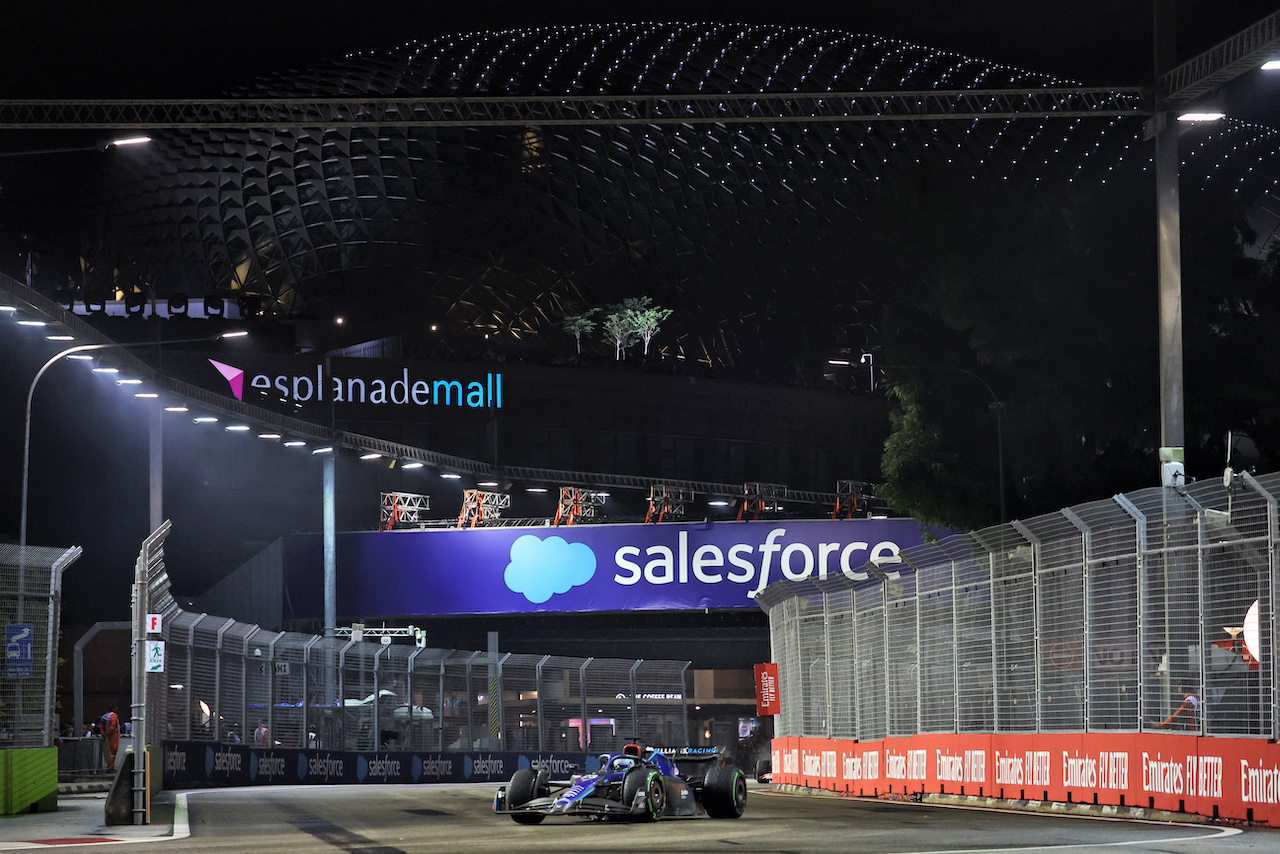 GP SINGAPORE, Alexander Albon (THA) Williams Racing FW44.
02.10.2022. Formula 1 World Championship, Rd 17, Singapore Grand Prix, Marina Bay Street Circuit, Singapore, Gara Day.
- www.xpbimages.com, EMail: requests@xpbimages.com © Copyright: Bearne / XPB Images