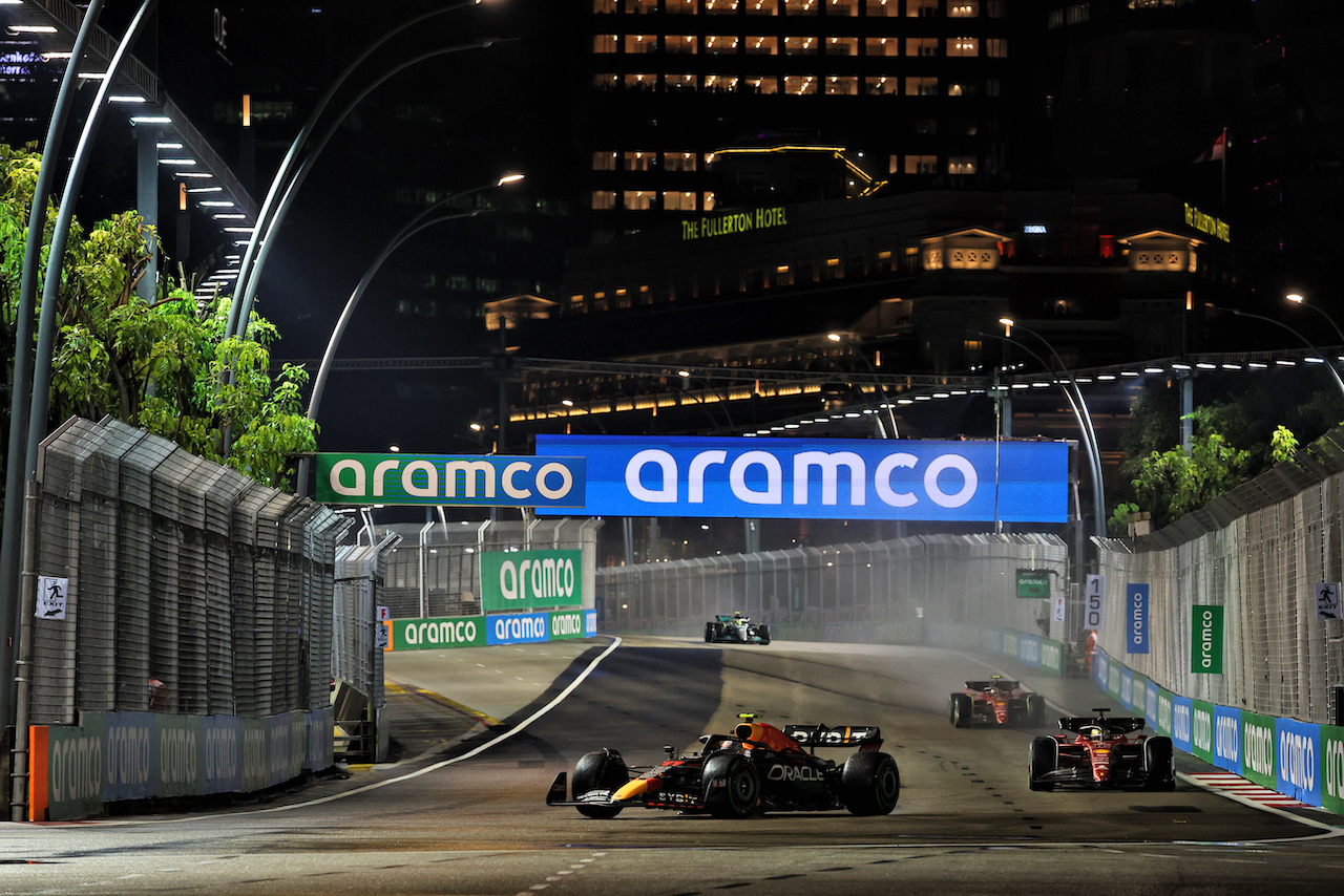 GP SINGAPORE, Sergio Perez (MEX) Red Bull Racing RB18.
02.10.2022. Formula 1 World Championship, Rd 17, Singapore Grand Prix, Marina Bay Street Circuit, Singapore, Gara Day.
- www.xpbimages.com, EMail: requests@xpbimages.com © Copyright: Bearne / XPB Images