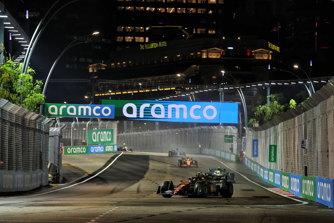 GP SINGAPORE, Carlos Sainz Jr (ESP) Ferrari F1-75.
02.10.2022. Formula 1 World Championship, Rd 17, Singapore Grand Prix, Marina Bay Street Circuit, Singapore, Gara Day.
- www.xpbimages.com, EMail: requests@xpbimages.com © Copyright: Bearne / XPB Images