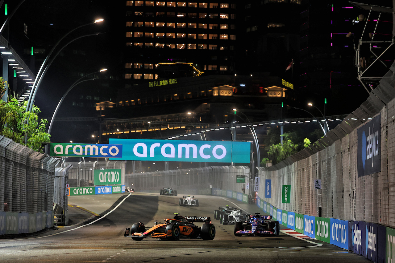 GP SINGAPORE, Lando Norris (GBR) McLaren MCL36.
02.10.2022. Formula 1 World Championship, Rd 17, Singapore Grand Prix, Marina Bay Street Circuit, Singapore, Gara Day.
- www.xpbimages.com, EMail: requests@xpbimages.com © Copyright: Bearne / XPB Images