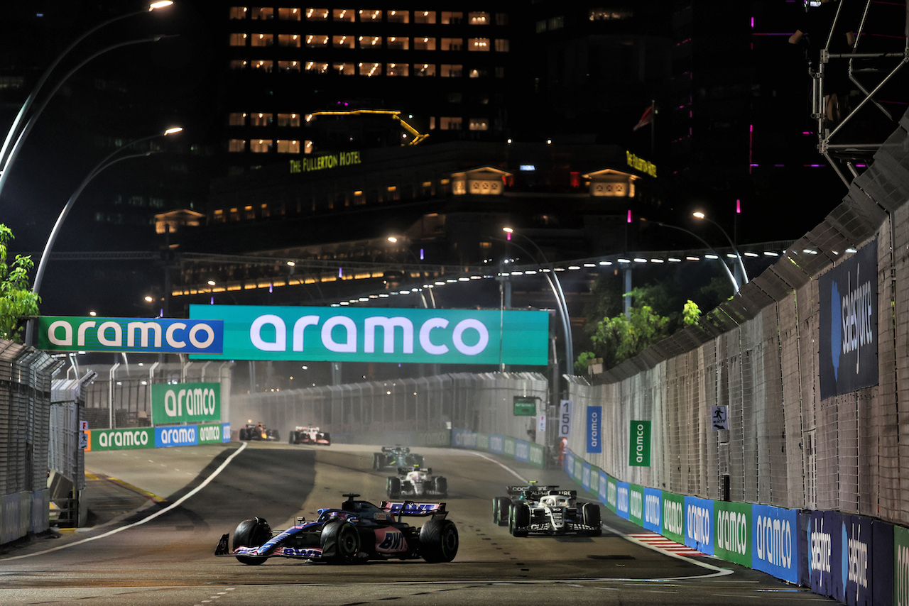 GP SINGAPORE, Fernando Alonso (ESP) Alpine F1 Team A522.
02.10.2022. Formula 1 World Championship, Rd 17, Singapore Grand Prix, Marina Bay Street Circuit, Singapore, Gara Day.
- www.xpbimages.com, EMail: requests@xpbimages.com © Copyright: Bearne / XPB Images