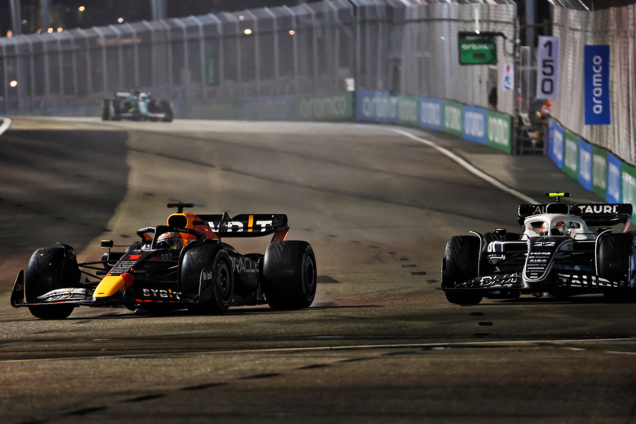 GP SINGAPORE, Max Verstappen (NLD) Red Bull Racing RB18 e Yuki Tsunoda (JPN) AlphaTauri AT03 battle for position.
02.10.2022. Formula 1 World Championship, Rd 17, Singapore Grand Prix, Marina Bay Street Circuit, Singapore, Gara Day.
- www.xpbimages.com, EMail: requests@xpbimages.com © Copyright: Bearne / XPB Images