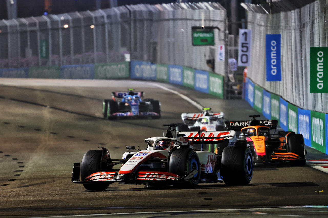 GP SINGAPORE, Kevin Magnussen (DEN) Haas VF-22.
02.10.2022. Formula 1 World Championship, Rd 17, Singapore Grand Prix, Marina Bay Street Circuit, Singapore, Gara Day.
- www.xpbimages.com, EMail: requests@xpbimages.com © Copyright: Bearne / XPB Images