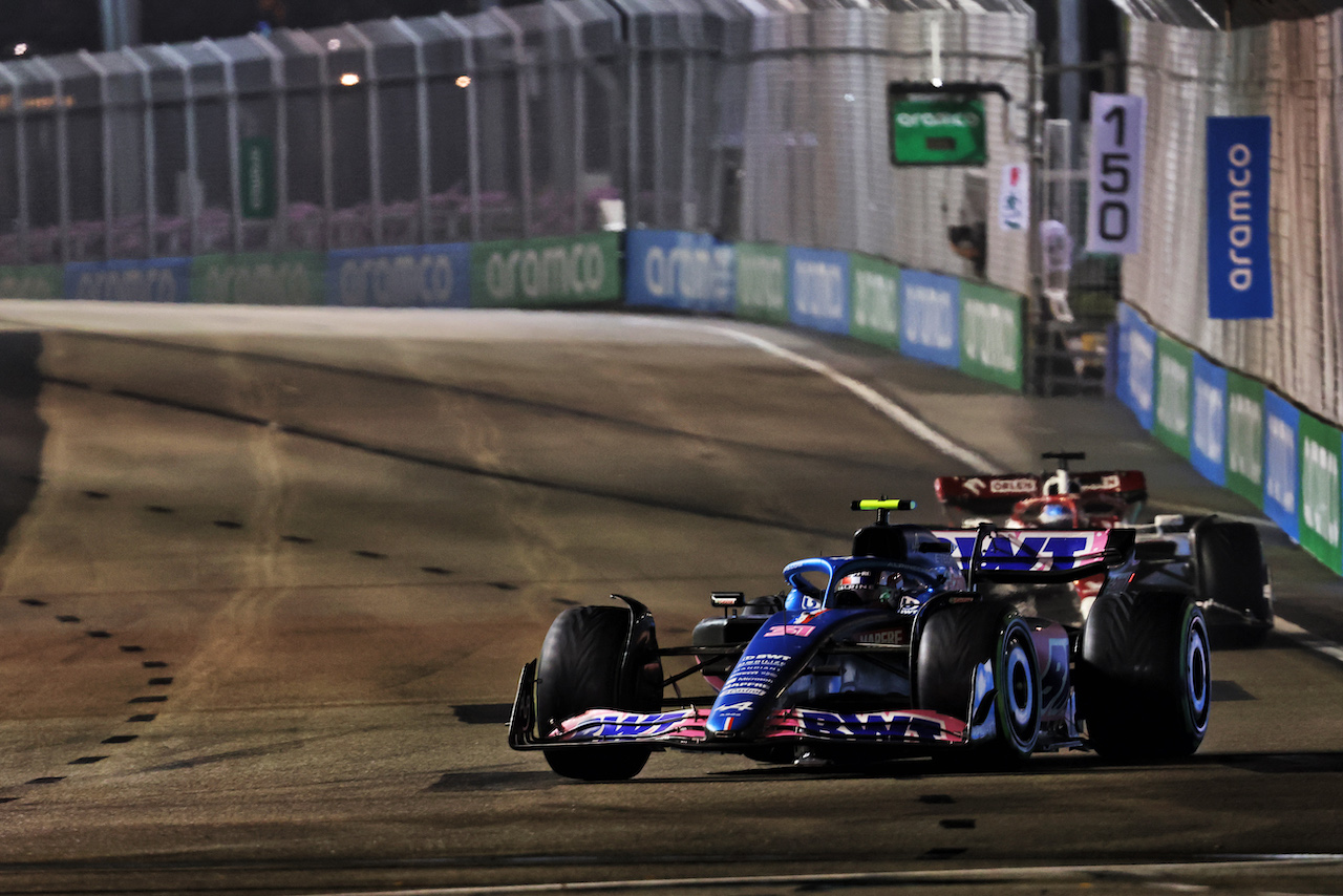 GP SINGAPORE, Esteban Ocon (FRA) Alpine F1 Team A522.
02.10.2022. Formula 1 World Championship, Rd 17, Singapore Grand Prix, Marina Bay Street Circuit, Singapore, Gara Day.
- www.xpbimages.com, EMail: requests@xpbimages.com © Copyright: Bearne / XPB Images