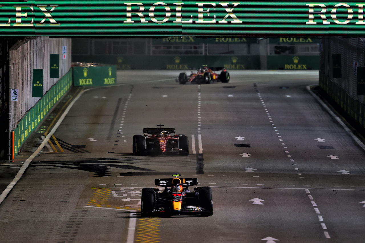 GP SINGAPORE, Sergio Perez (MEX) Red Bull Racing RB18.
02.10.2022. Formula 1 World Championship, Rd 17, Singapore Grand Prix, Marina Bay Street Circuit, Singapore, Gara Day.
- www.xpbimages.com, EMail: requests@xpbimages.com © Copyright: Moy / XPB Images