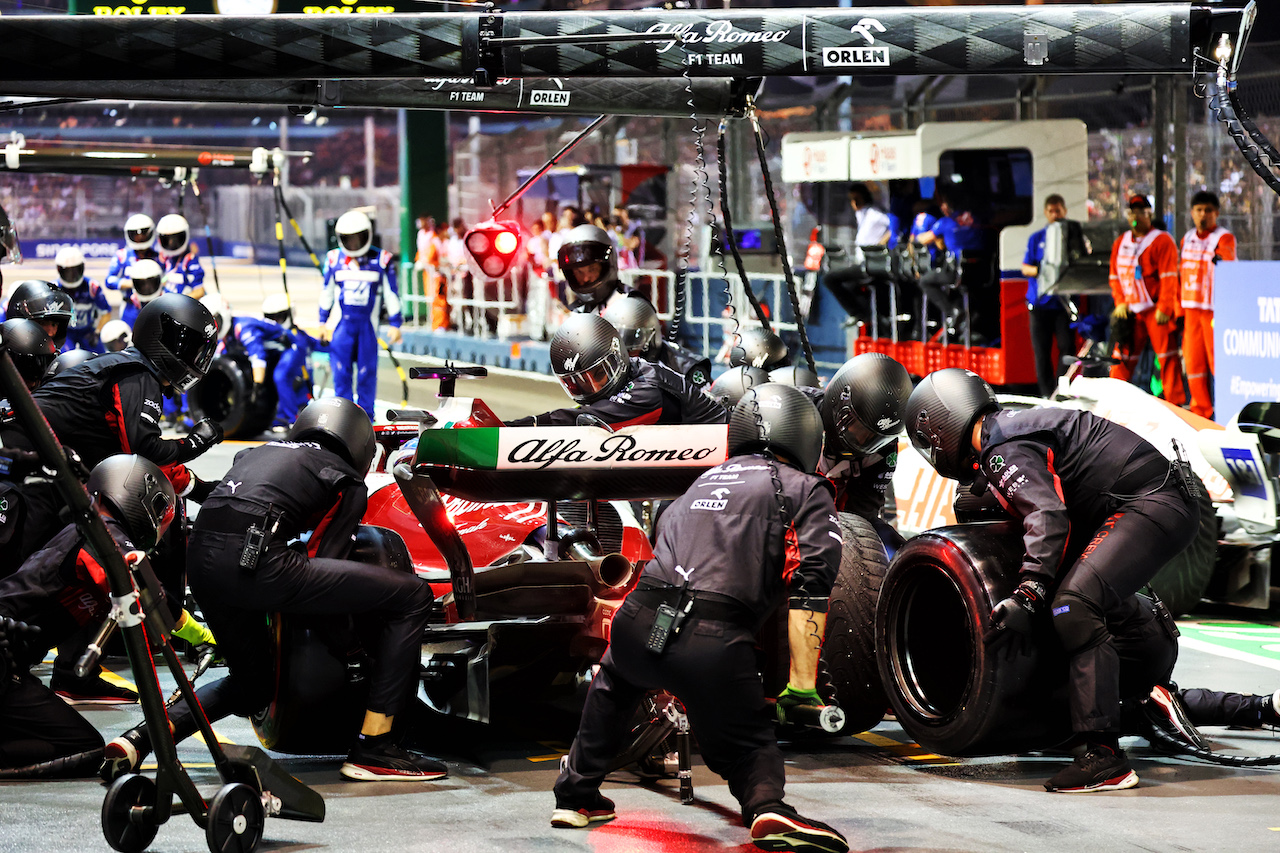 GP SINGAPORE, Valtteri Bottas (FIN) Alfa Romeo F1 Team C42 makes a pit stop.
02.10.2022. Formula 1 World Championship, Rd 17, Singapore Grand Prix, Marina Bay Street Circuit, Singapore, Gara Day.
- www.xpbimages.com, EMail: requests@xpbimages.com © Copyright: Batchelor / XPB Images
