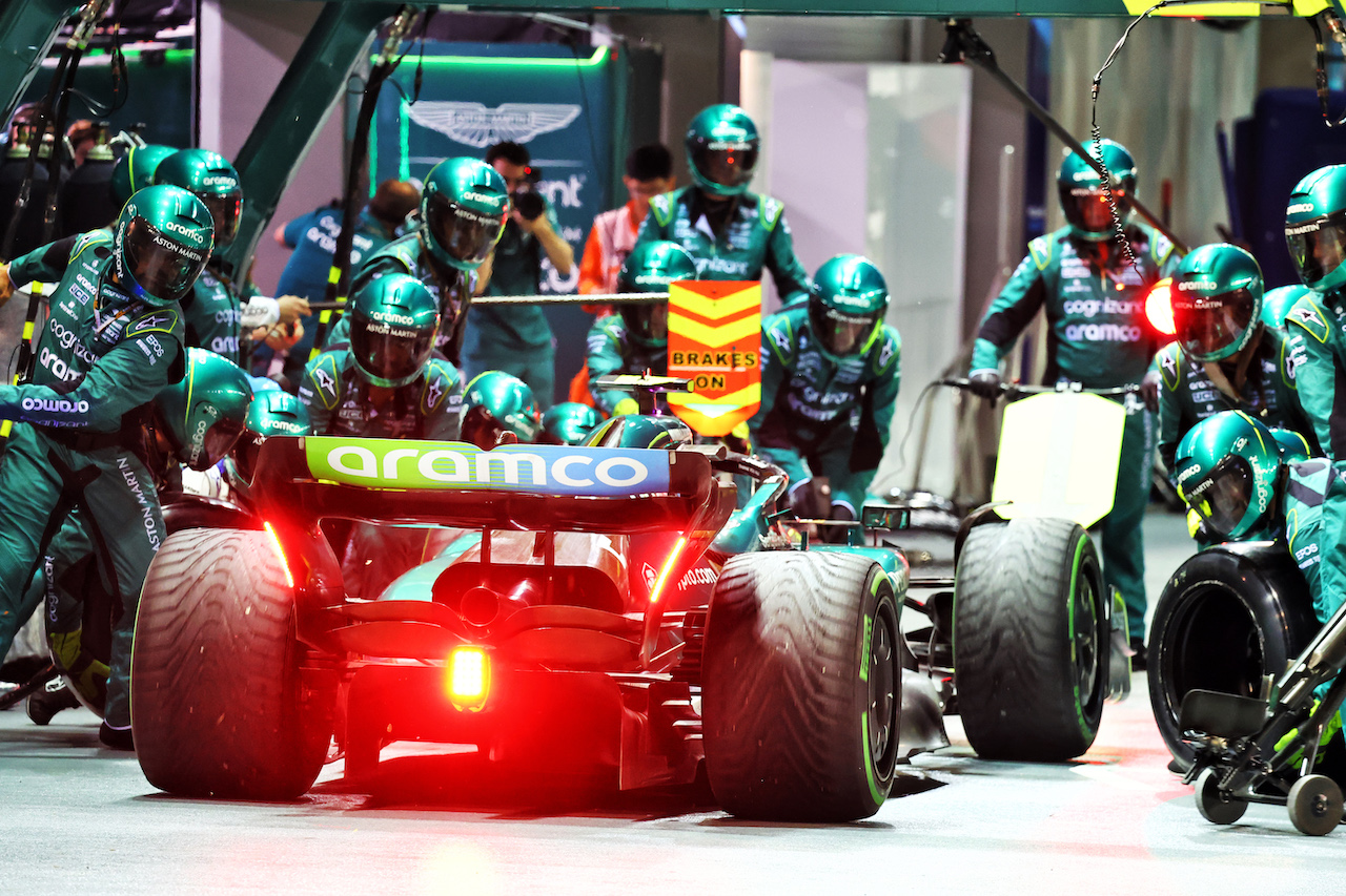 GP SINGAPORE, Sebastian Vettel (GER) Aston Martin F1 Team AMR22 makes a pit stop.
02.10.2022. Formula 1 World Championship, Rd 17, Singapore Grand Prix, Marina Bay Street Circuit, Singapore, Gara Day.
- www.xpbimages.com, EMail: requests@xpbimages.com © Copyright: Batchelor / XPB Images