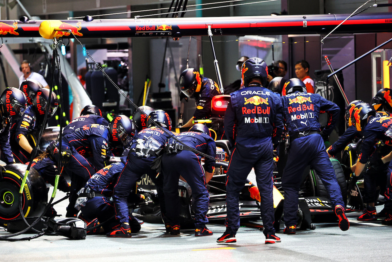 GP SINGAPORE, Sergio Perez (MEX) Red Bull Racing RB18 makes a pit stop.
02.10.2022. Formula 1 World Championship, Rd 17, Singapore Grand Prix, Marina Bay Street Circuit, Singapore, Gara Day.
- www.xpbimages.com, EMail: requests@xpbimages.com © Copyright: Batchelor / XPB Images