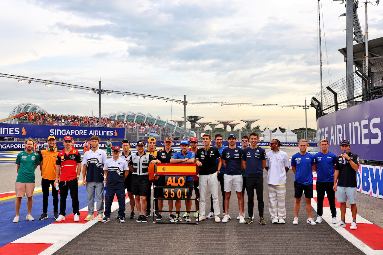 GP SINGAPORE, Fernando Alonso (ESP) Alpine F1 Team celebrates his 350th Grand Prix with his fellow drivers.
02.10.2022. Formula 1 World Championship, Rd 17, Singapore Grand Prix, Marina Bay Street Circuit, Singapore, Gara Day.
- www.xpbimages.com, EMail: requests@xpbimages.com © Copyright: Batchelor / XPB Images