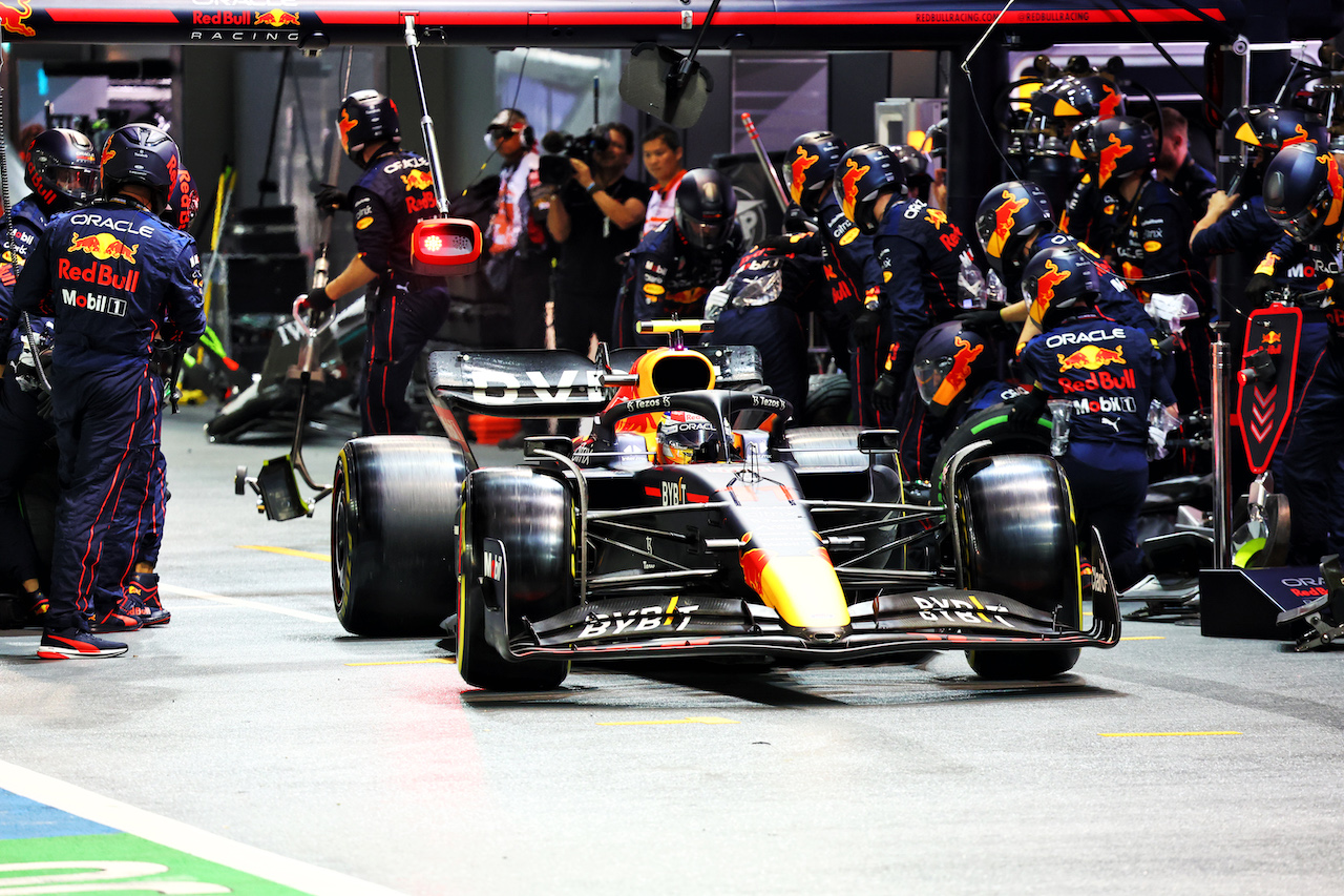 GP SINGAPORE, Sergio Perez (MEX) Red Bull Racing RB18 makes a pit stop.
02.10.2022. Formula 1 World Championship, Rd 17, Singapore Grand Prix, Marina Bay Street Circuit, Singapore, Gara Day.
- www.xpbimages.com, EMail: requests@xpbimages.com © Copyright: Batchelor / XPB Images