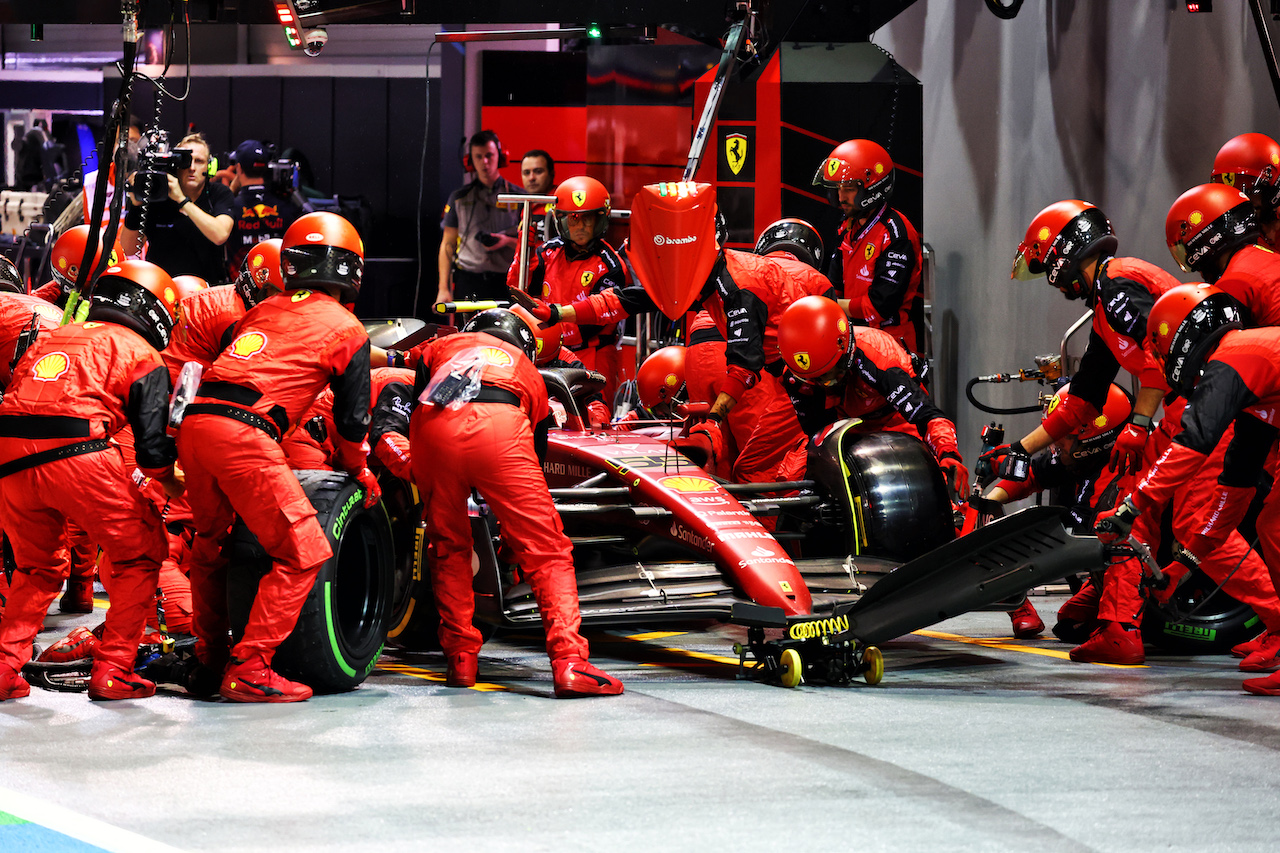 GP SINGAPORE, Carlos Sainz Jr (ESP) Ferrari F1-75 makes a pit stop.
02.10.2022. Formula 1 World Championship, Rd 17, Singapore Grand Prix, Marina Bay Street Circuit, Singapore, Gara Day.
- www.xpbimages.com, EMail: requests@xpbimages.com © Copyright: Batchelor / XPB Images