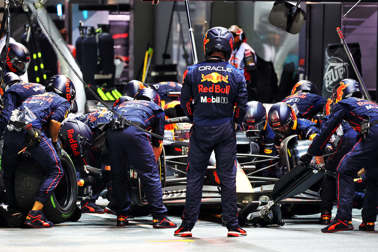 GP SINGAPORE, Max Verstappen (NLD) Red Bull Racing RB18 makes a pit stop.
02.10.2022. Formula 1 World Championship, Rd 17, Singapore Grand Prix, Marina Bay Street Circuit, Singapore, Gara Day.
- www.xpbimages.com, EMail: requests@xpbimages.com © Copyright: Batchelor / XPB Images