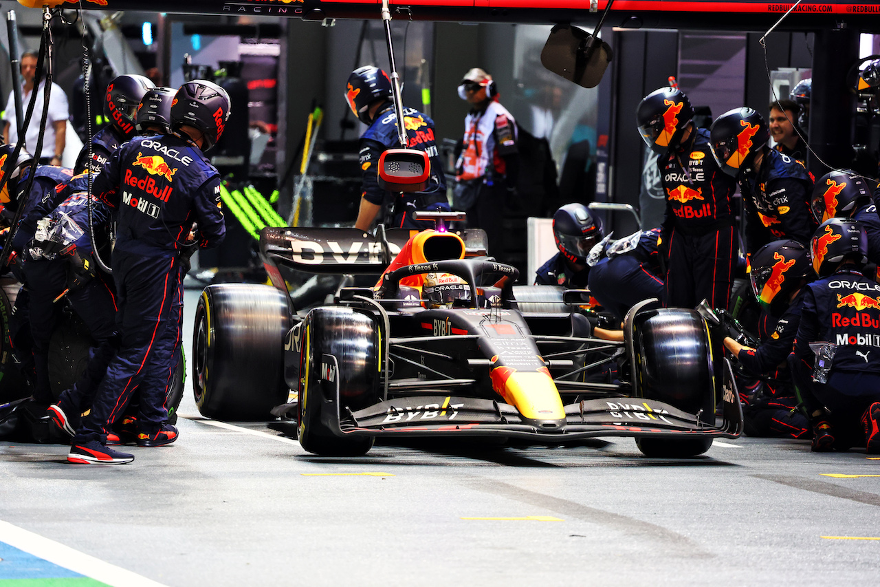 GP SINGAPORE, Max Verstappen (NLD) Red Bull Racing RB18 makes a pit stop.
02.10.2022. Formula 1 World Championship, Rd 17, Singapore Grand Prix, Marina Bay Street Circuit, Singapore, Gara Day.
- www.xpbimages.com, EMail: requests@xpbimages.com © Copyright: Batchelor / XPB Images