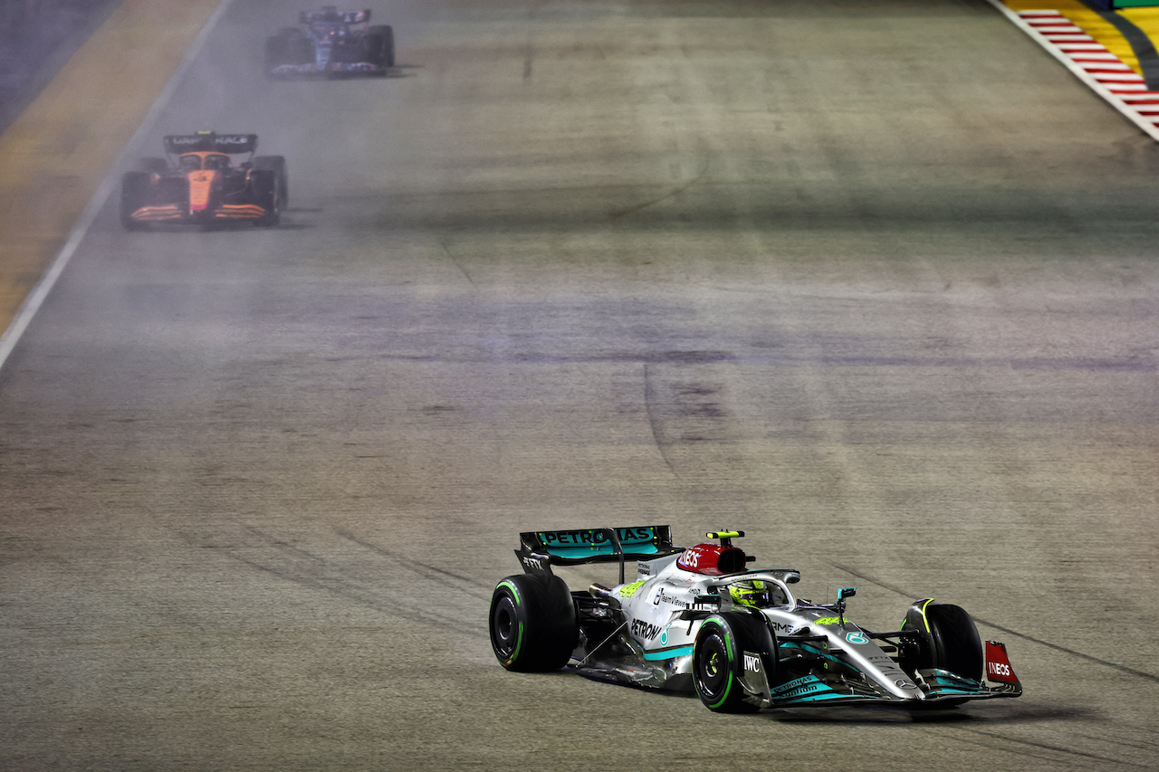 GP SINGAPORE, Lewis Hamilton (GBR) Mercedes AMG F1 W13.
02.10.2022. Formula 1 World Championship, Rd 17, Singapore Grand Prix, Marina Bay Street Circuit, Singapore, Gara Day.
- www.xpbimages.com, EMail: requests@xpbimages.com © Copyright: Batchelor / XPB Images